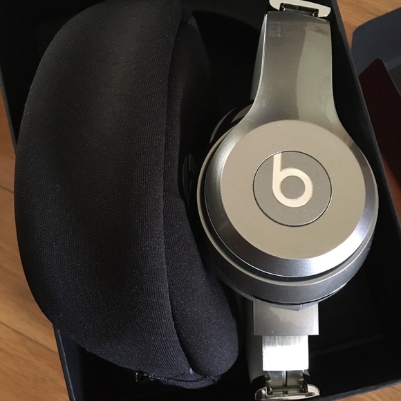 Beats By Dre - Picture 2 of 4